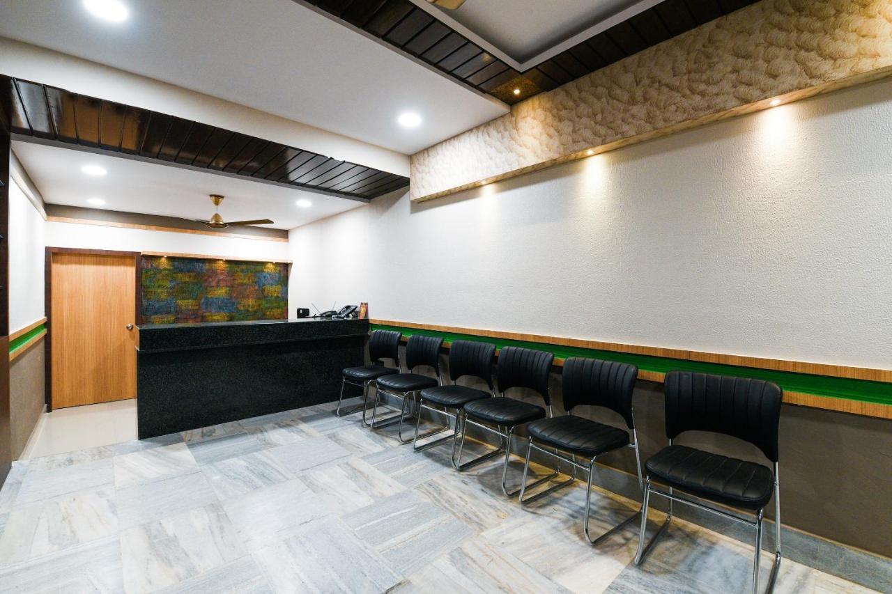 Oyo 27902 Center Point The Hotel Visakhapatnam Zewnętrze zdjęcie