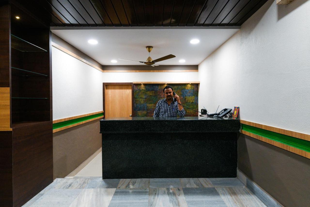Oyo 27902 Center Point The Hotel Visakhapatnam Zewnętrze zdjęcie